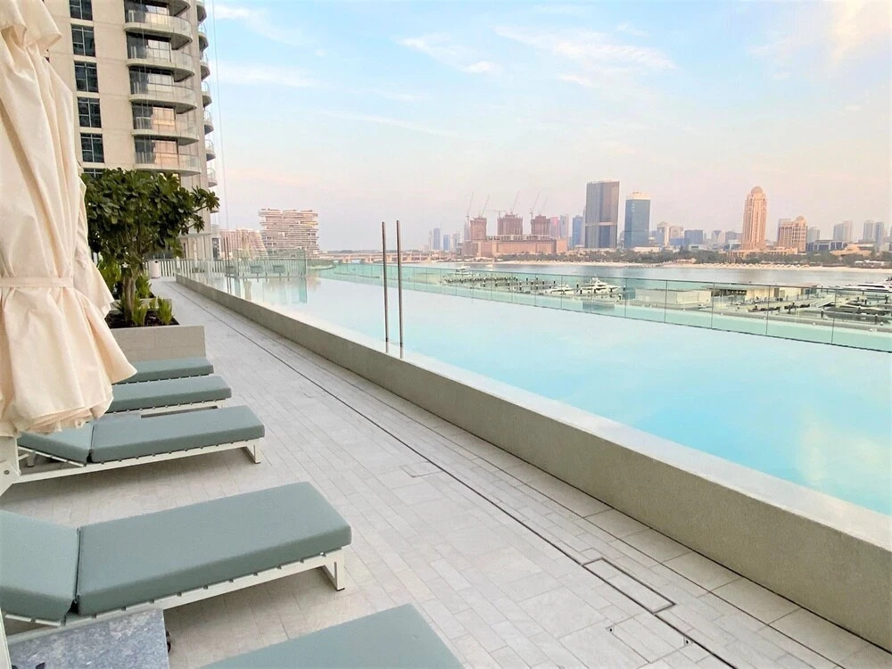Дубай: Luxurious Beach front Apt with balcony Dubai Marina