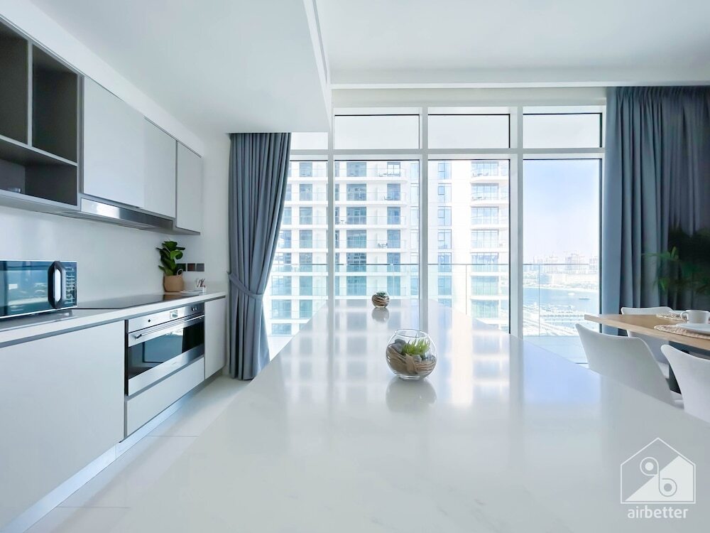 Дубай: Luxurious Beach front Apt with balcony Dubai Marina
