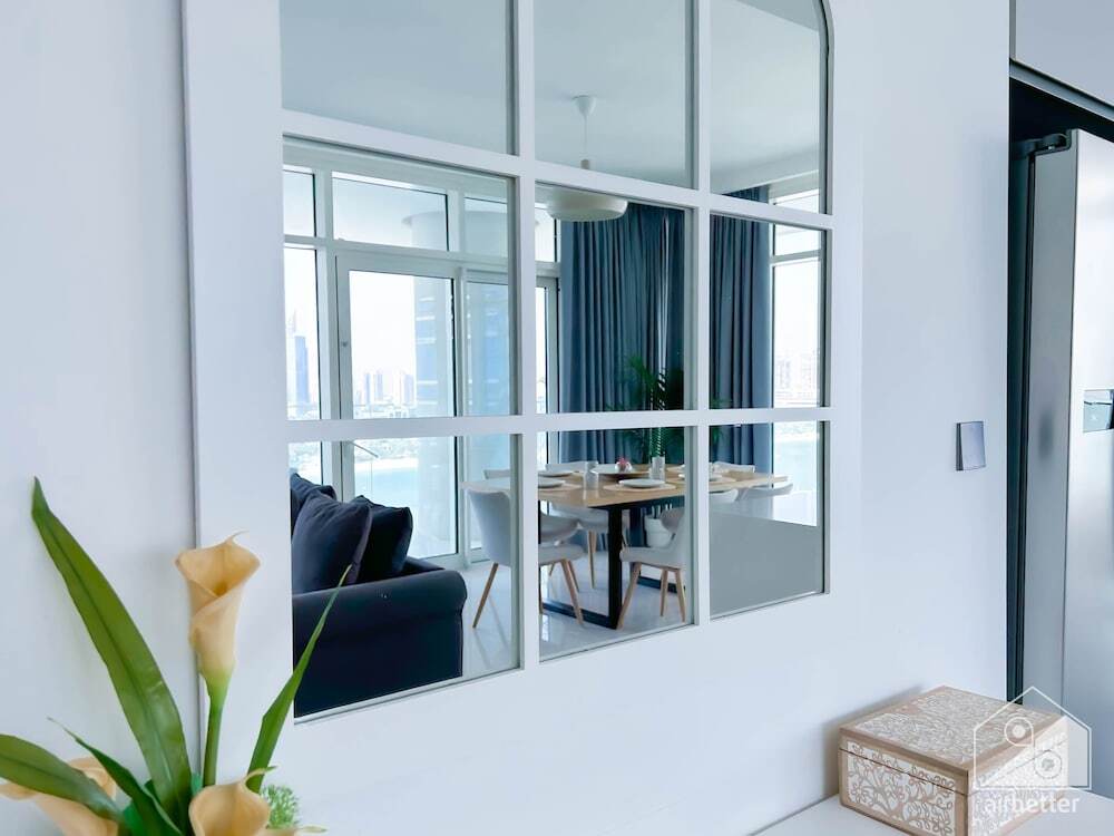 Дубай: Luxurious Beach front Apt with balcony Dubai Marina