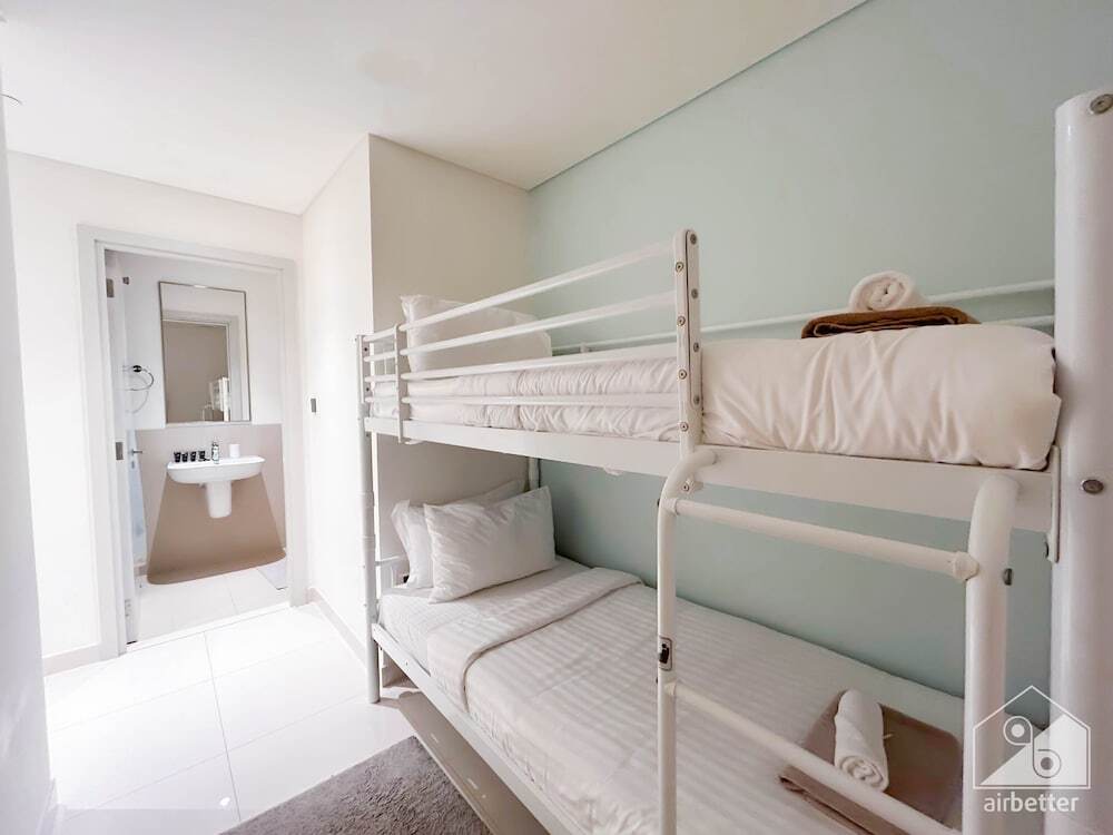 Дубай: Luxurious Beach front Apt with balcony Dubai Marina