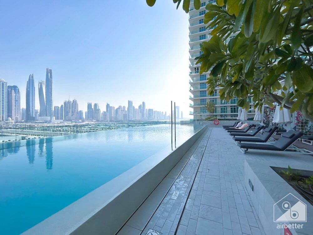 Дубай: Luxurious Beach front Apt with balcony Dubai Marina