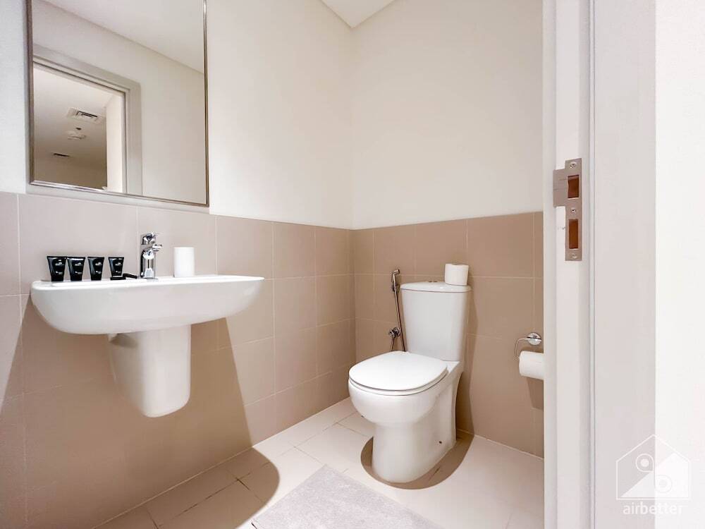 Дубай: Luxurious Beach front Apt with balcony Dubai Marina