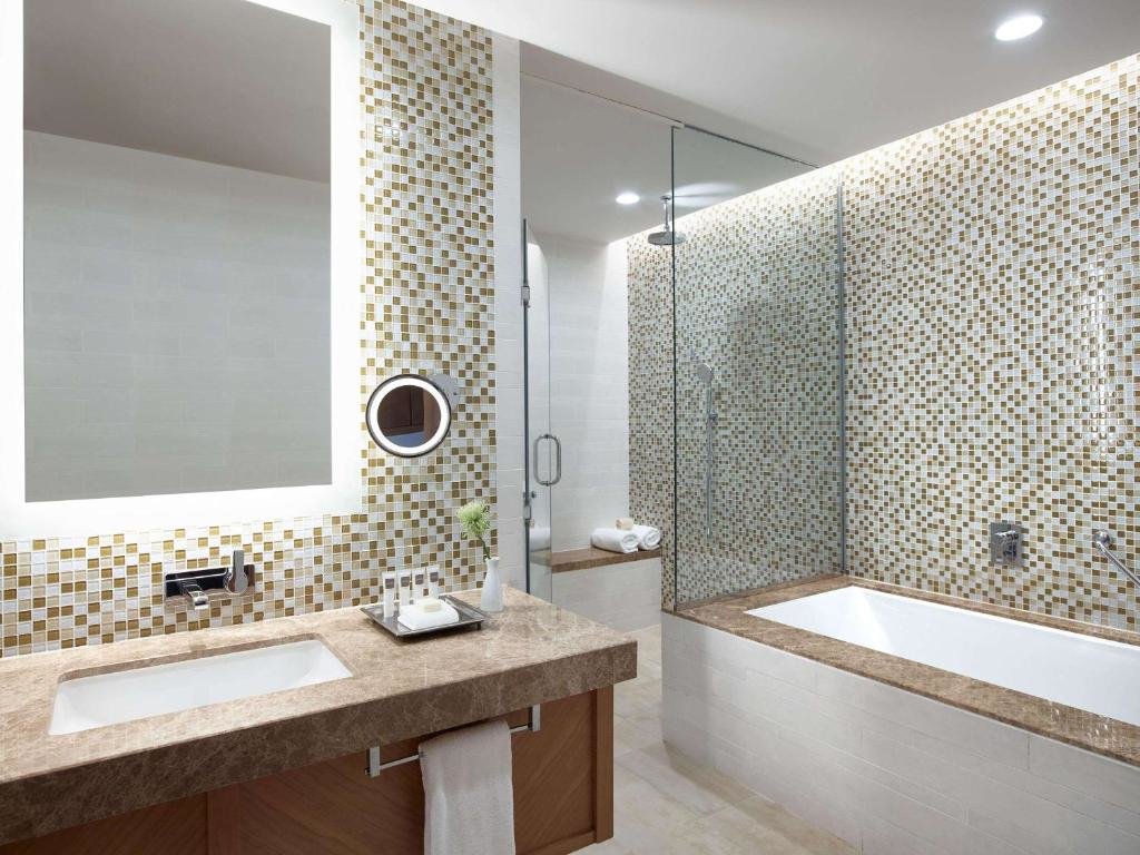 Дубай: Отель Swissotel Al Ghurair 
