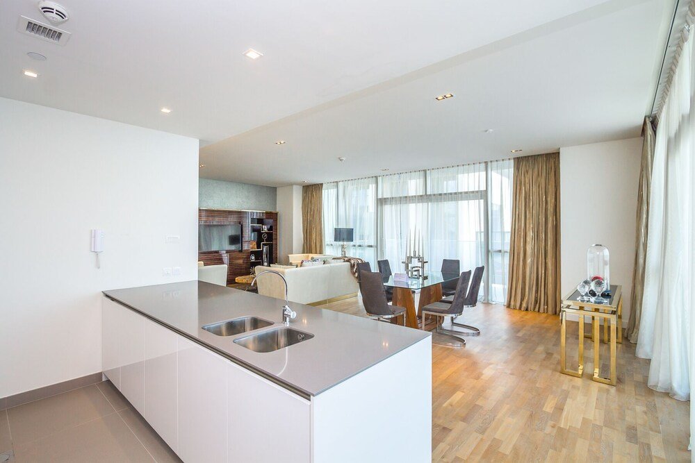 Дубай: 2BR Corner Unit Huge Balcony CityWalk B1
