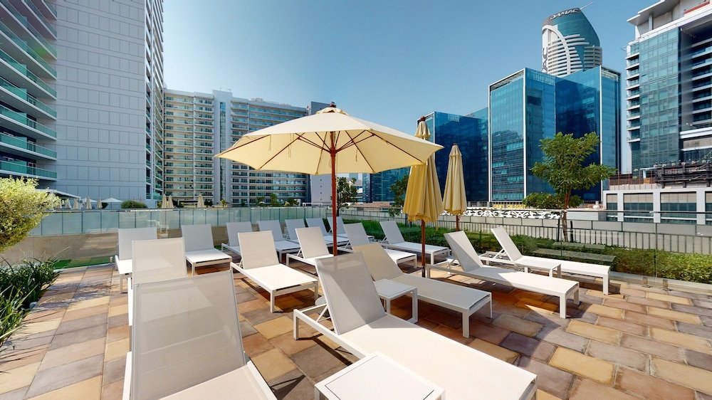 Дубай: WelHome - Cozy 1BR With Private Balcony Steps From the Canal