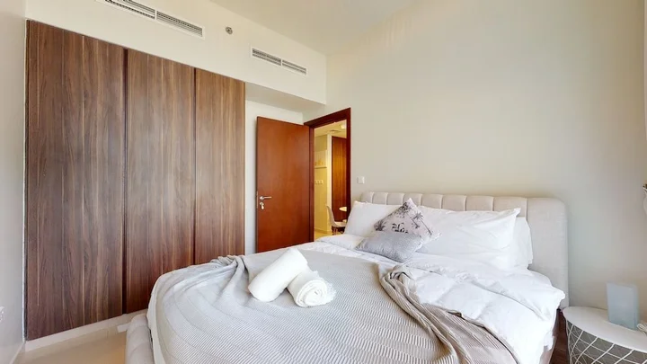Дубай: WelHome - Cozy 1BR With Private Balcony Steps From the Canal