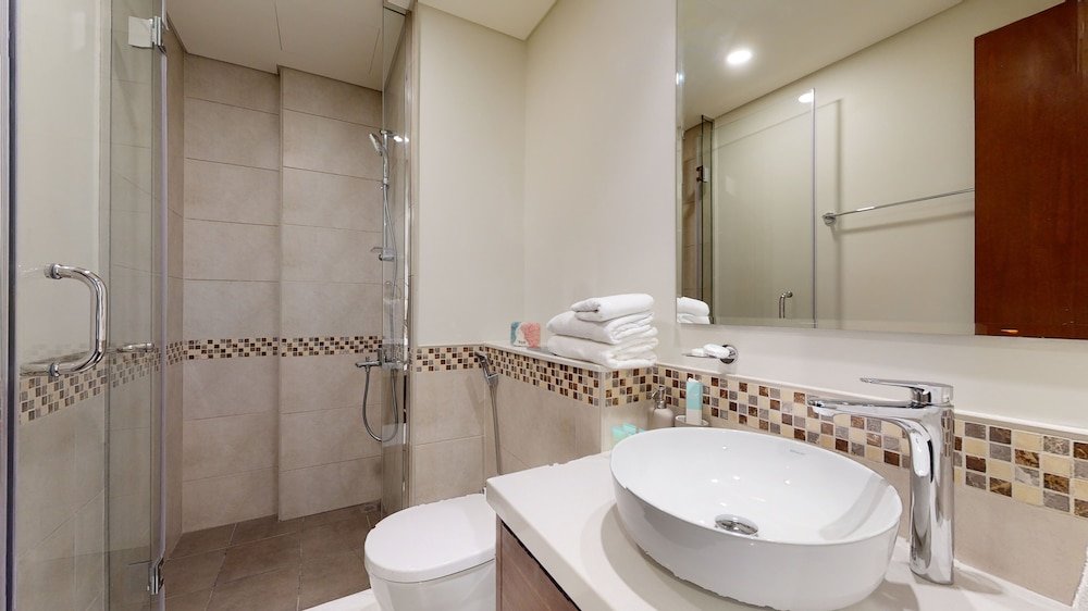 Дубай: WelHome - Cozy 1BR With Private Balcony Steps From the Canal