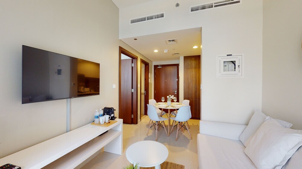 Дубай: WelHome - Cozy 1BR With Private Balcony Steps From the Canal