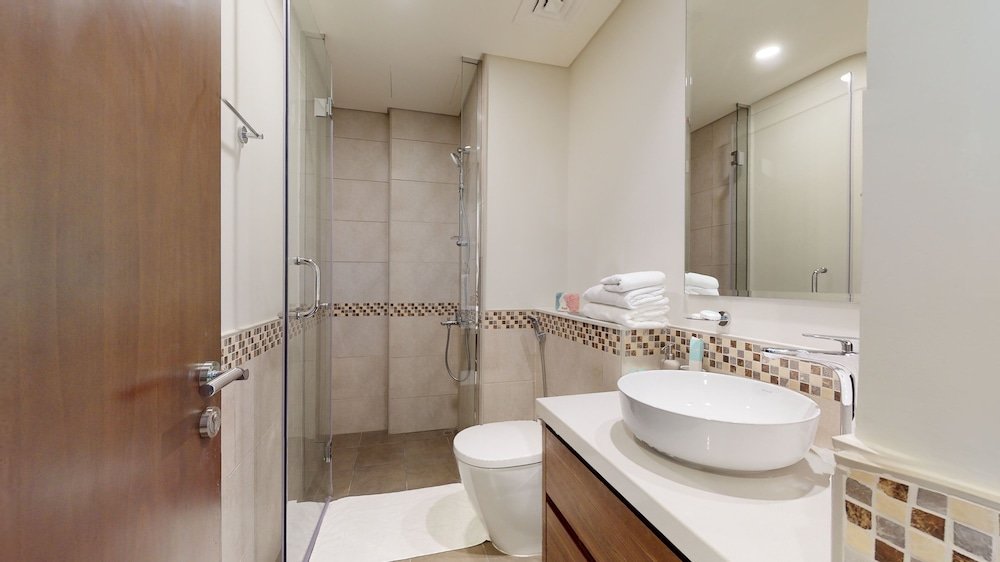 Дубай: WelHome - Cozy 1BR With Private Balcony Steps From the Canal