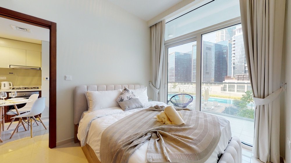Дубай: WelHome - Cozy 1BR With Private Balcony Steps From the Canal