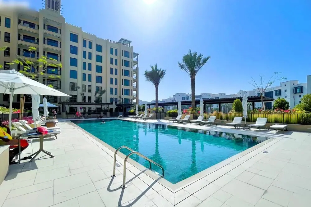 Дубай: Elegant Pool View 2BR Apartment