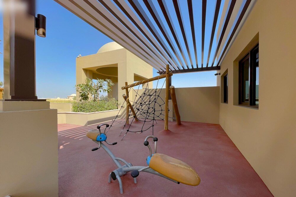 Дубай: Elegant Pool View 2BR Apartment