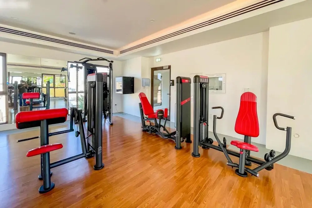 Дубай: Elegant Pool View 2BR Apartment