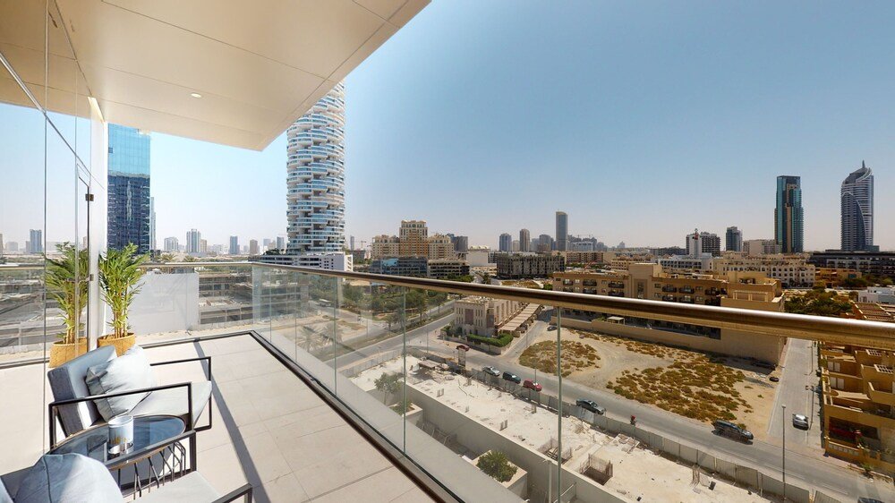 Дубай: WelHome - Panoramic City Views Amidst Gardens in JVC