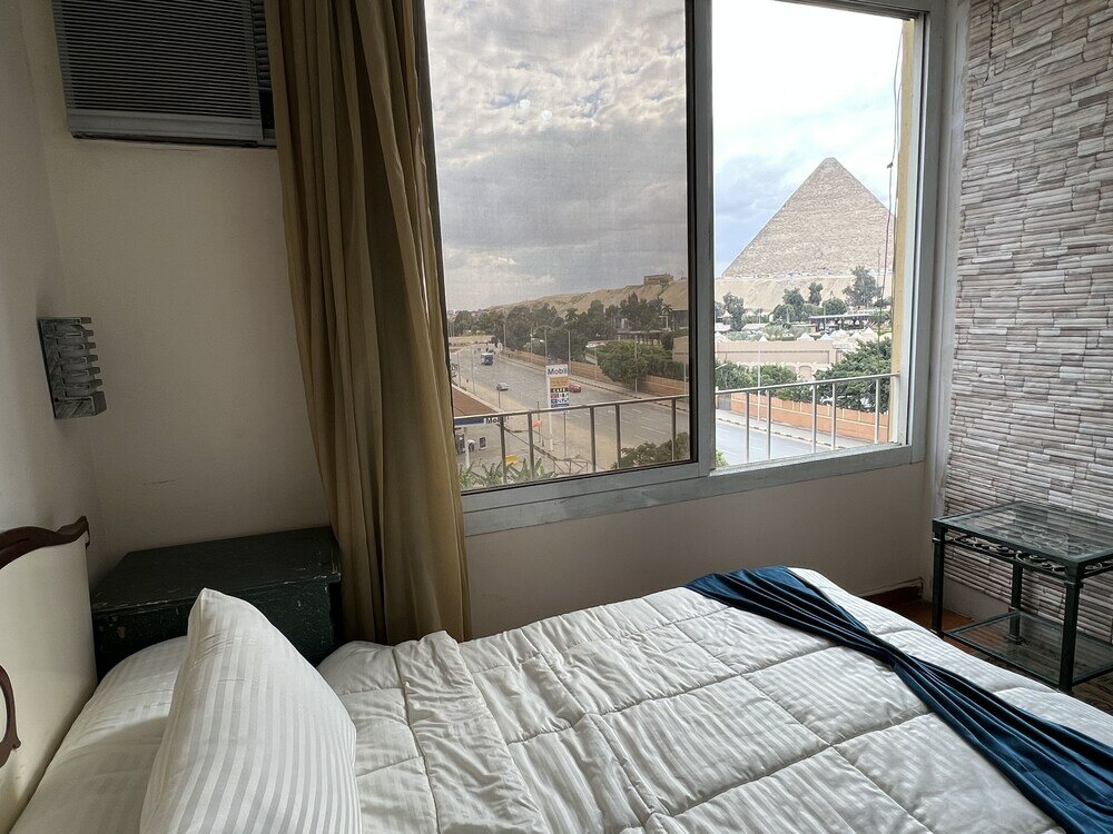 Гиза: A pyramids view