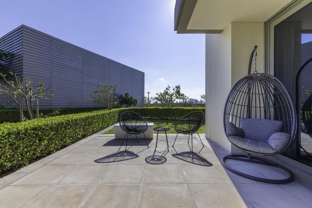 Дубай: Serene Apt w Large Patio Cls to Bluewaters JBR