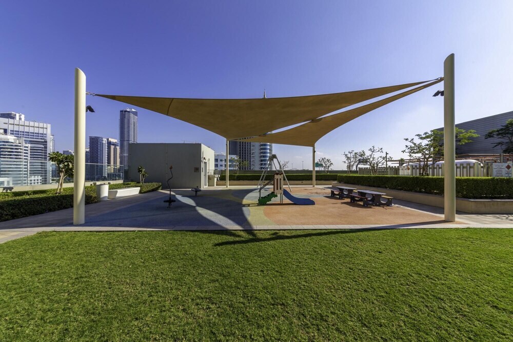Дубай: Serene Apt w Large Patio Cls to Bluewaters JBR