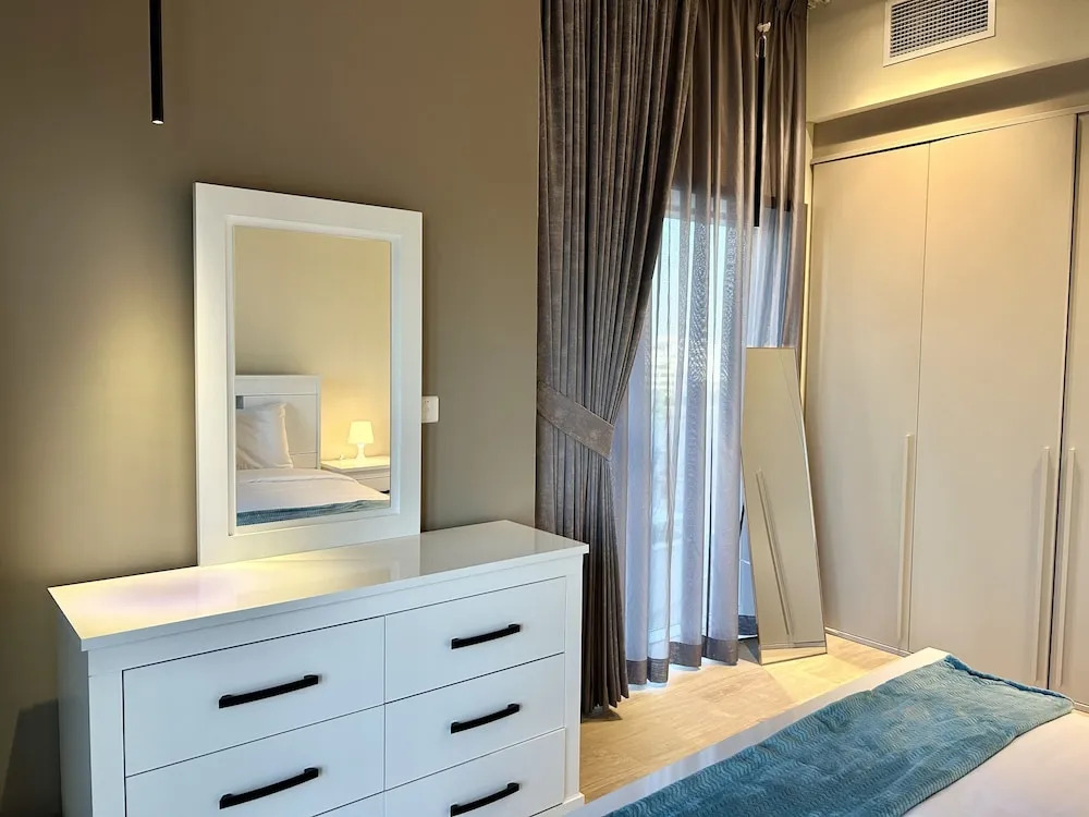 Дубай: Gorgeous 1bedroom With Balcony at Park View Dubai