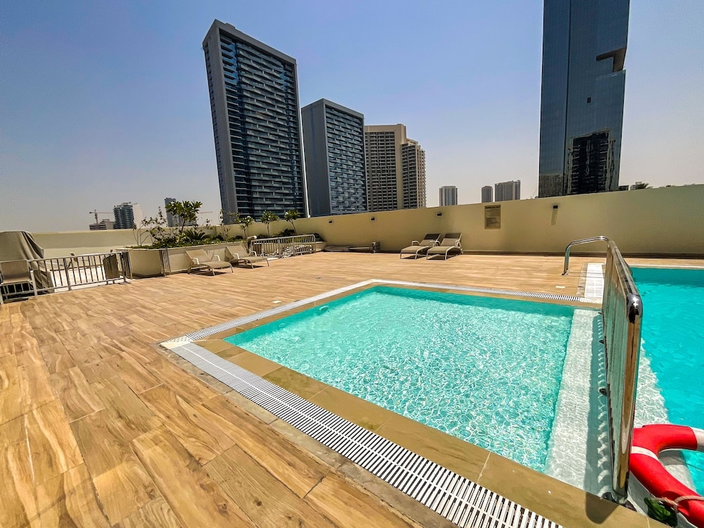 Дубай: WelHome - Designer’s choice studio with pool and jacuzzi
