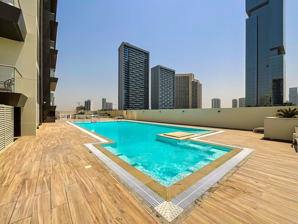 Дубай: WelHome - Designer’s choice studio with pool and jacuzzi