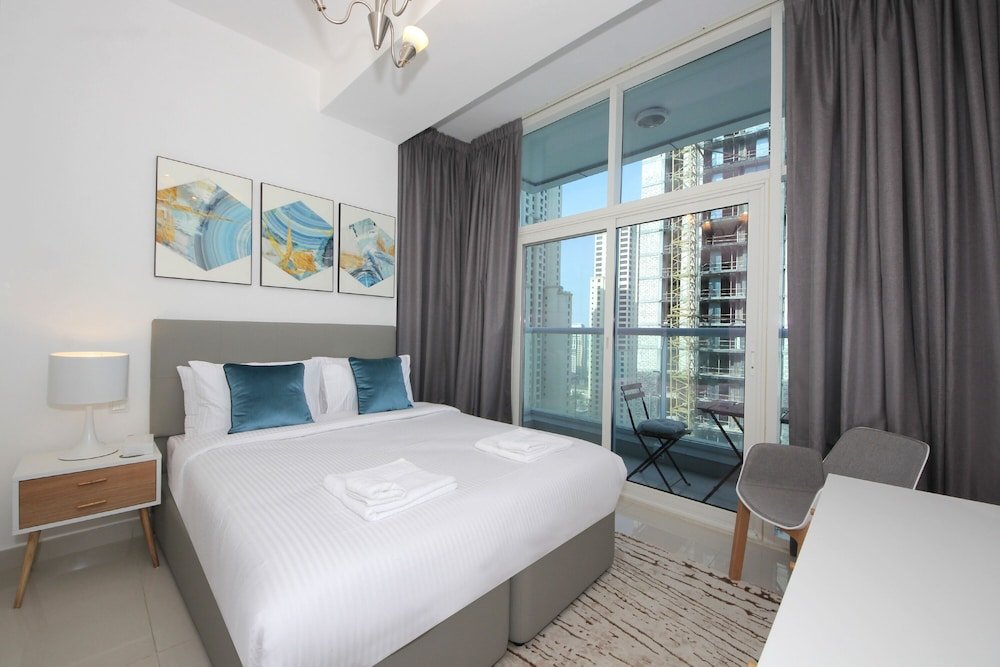 Дубай: 1 Bedroom Apartment in Continental Tower