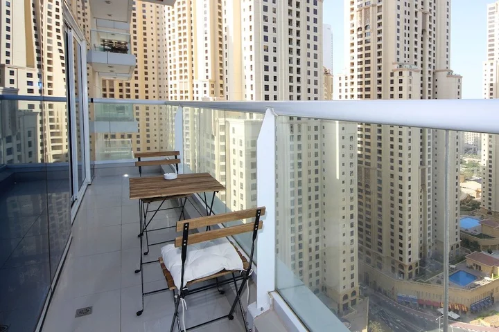 Дубай: 1 Bedroom Apartment in Continental Tower