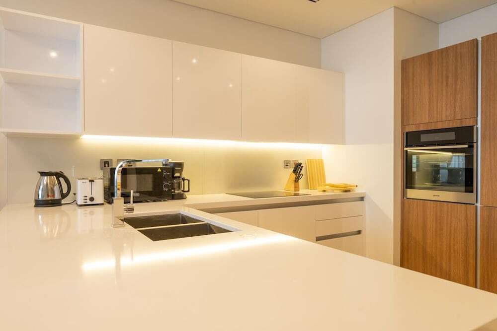 Дубай: Dramatic Sea View 1 BHK ANWABYFour Apple