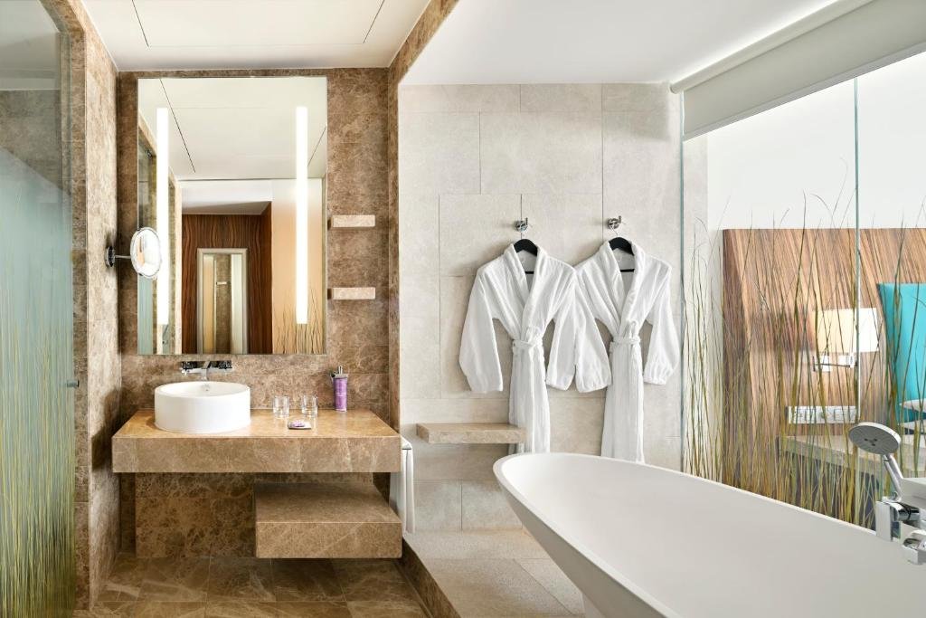 Абу-Даби: Andaz Capital Gate Abu Dhabi, By Hyatt