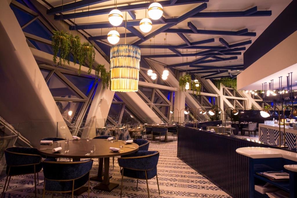 Абу-Даби: Andaz Capital Gate Abu Dhabi, By Hyatt