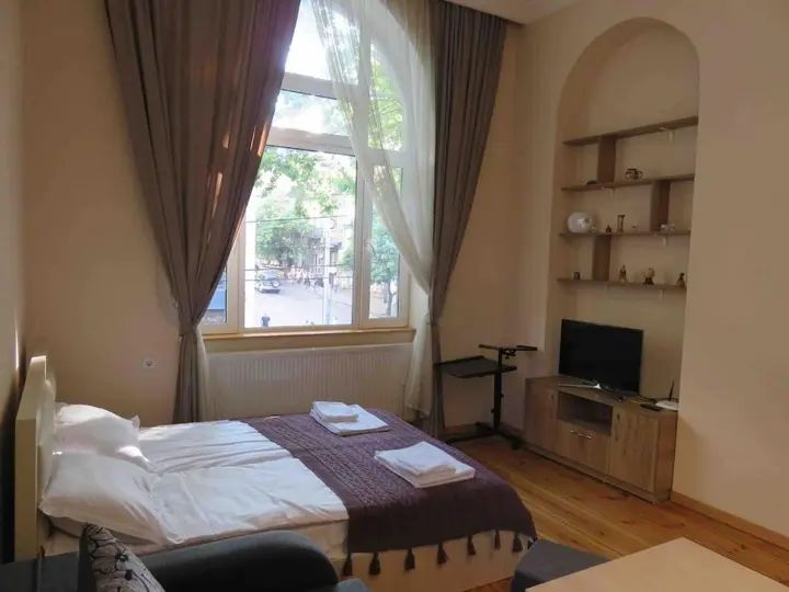 Тбилиси: studio across the Stamba Hotel and cafe