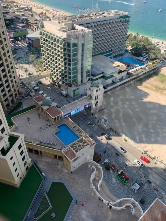 Дубай: Business Backpackers JBR