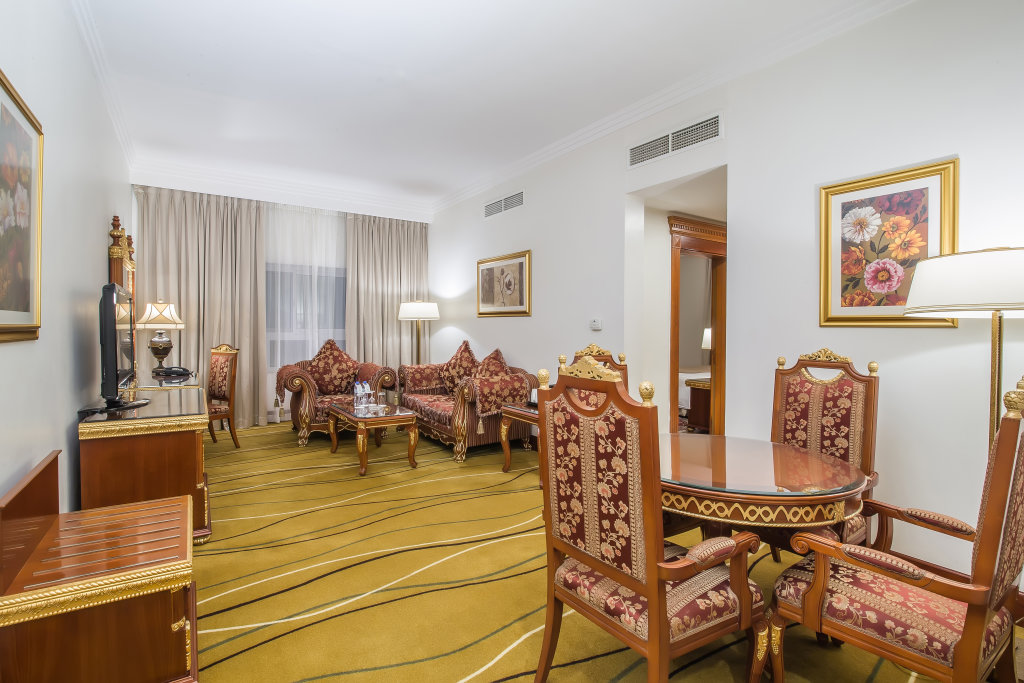 Дубай: Sunday Hotel Holiday International Dubai