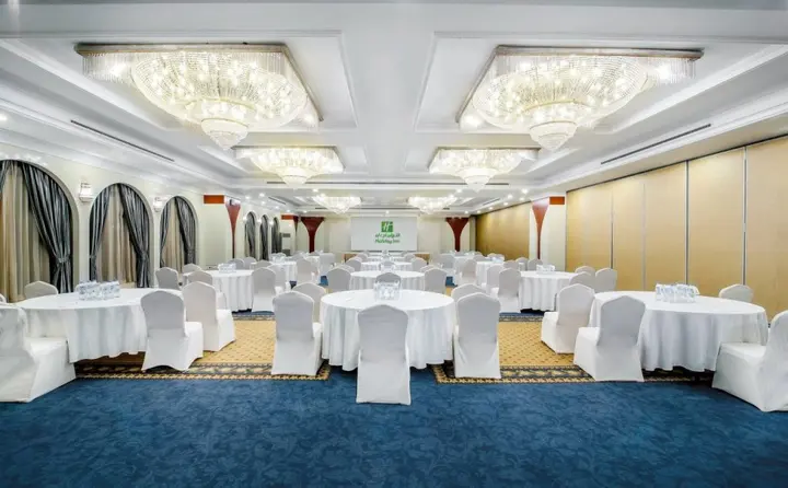 Дубай: Sunday Hotel Holiday International Dubai