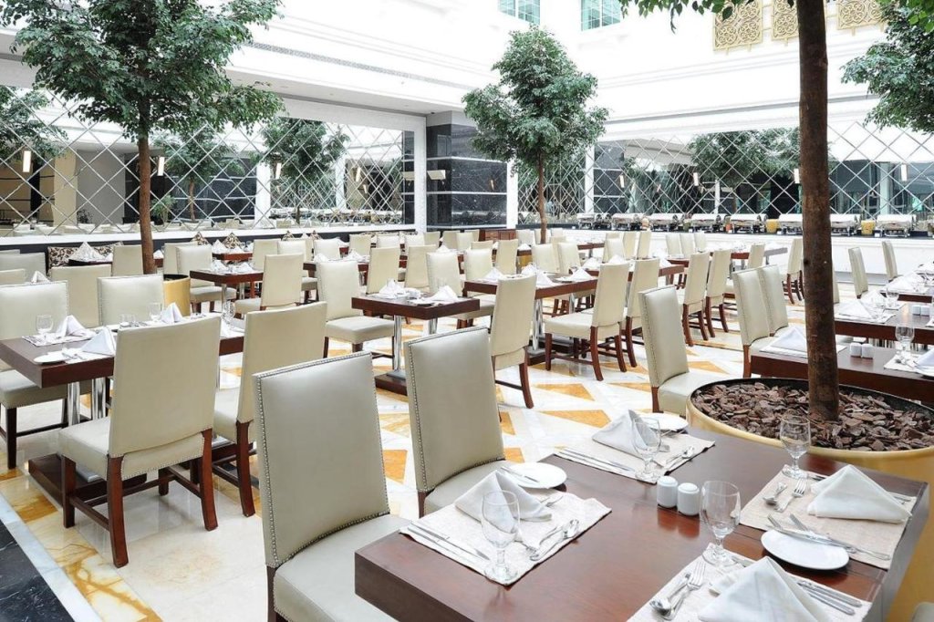 Дубай: Sunday Hotel Holiday International Dubai