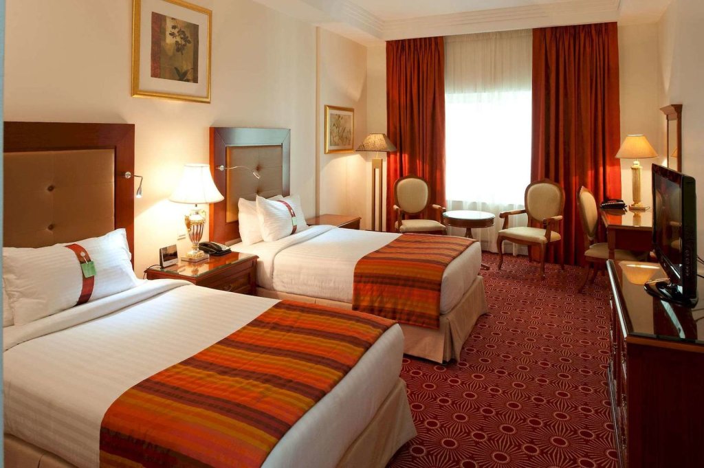 Дубай: Sunday Hotel Holiday International Dubai