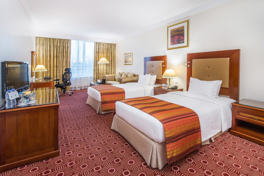 Дубай: Sunday Hotel Holiday International Dubai