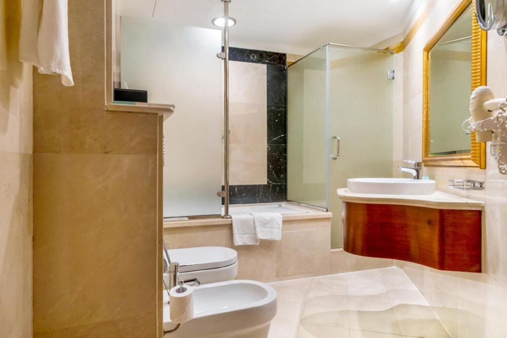 Дубай: Sunday Hotel Holiday International Dubai