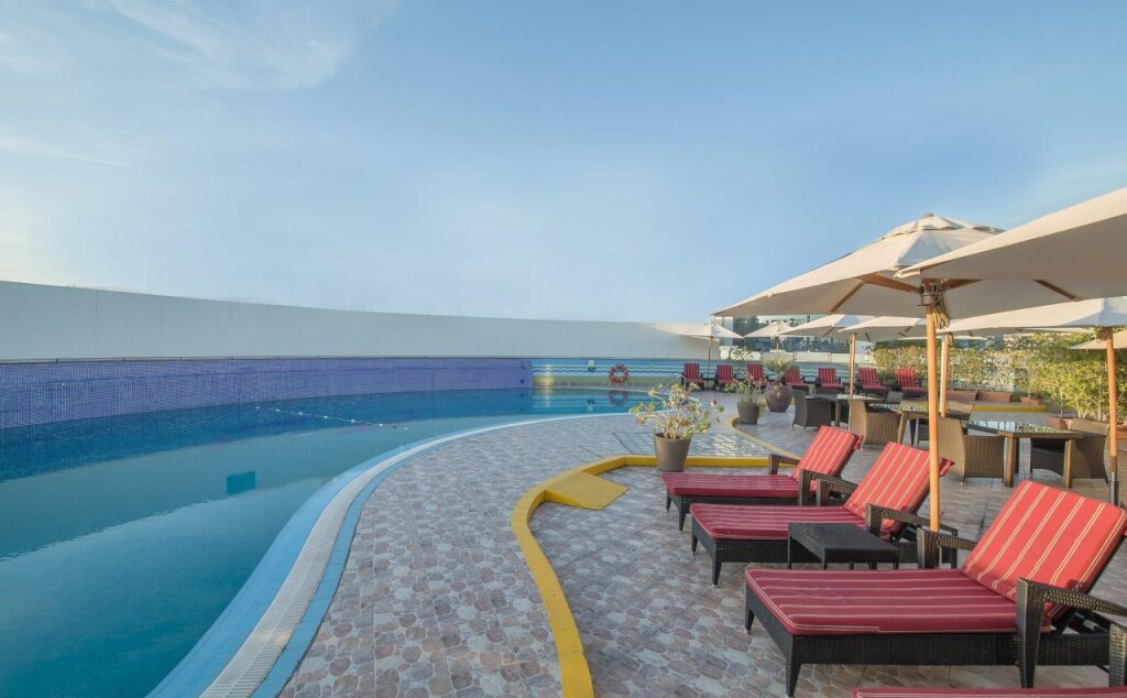Дубай: Sunday Hotel Holiday International Dubai