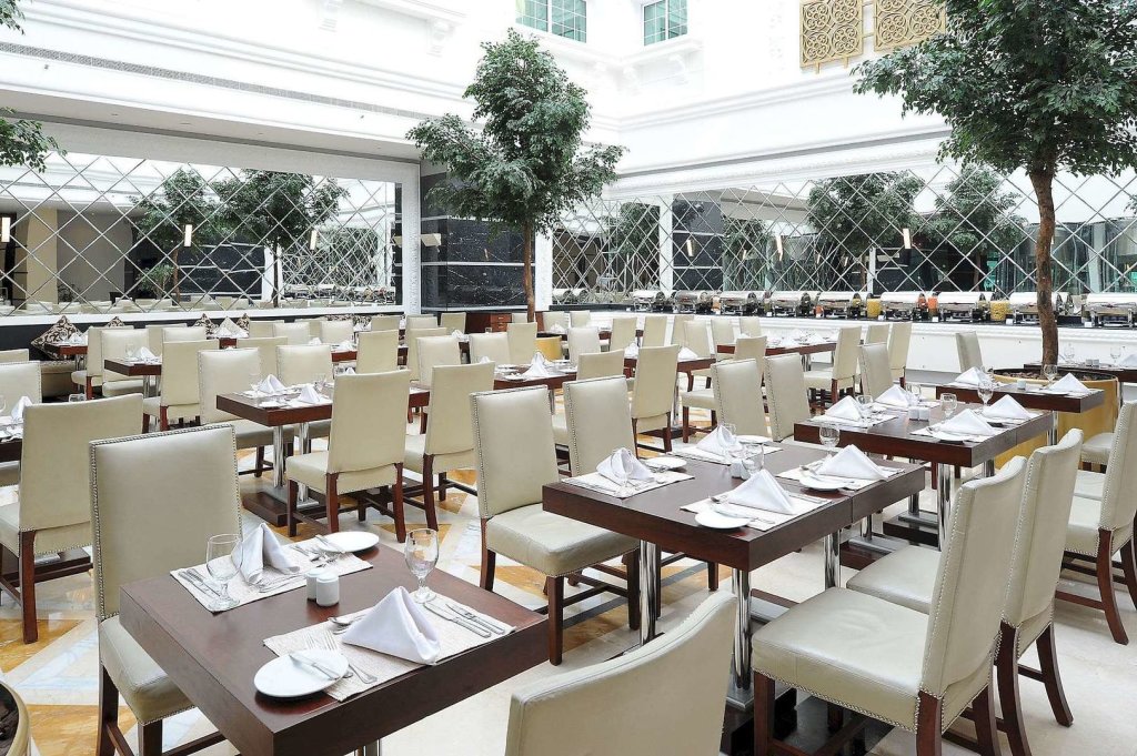 Дубай: Sunday Hotel Holiday International Dubai
