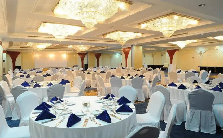 Дубай: Sunday Hotel Holiday International Dubai