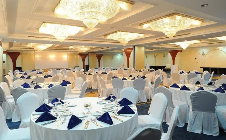Дубай: Sunday Hotel Holiday International Dubai
