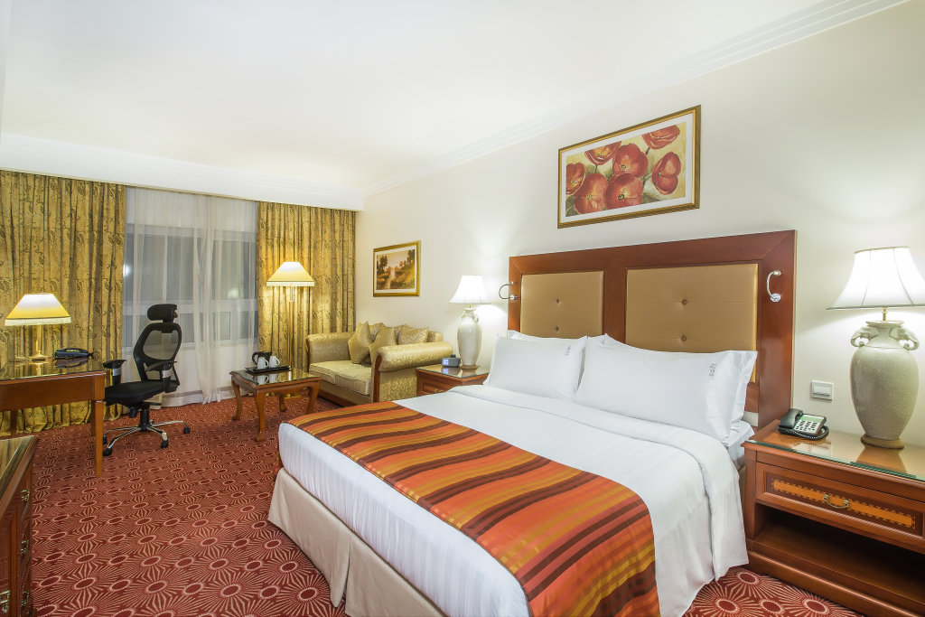 Дубай: Sunday Hotel Holiday International Dubai