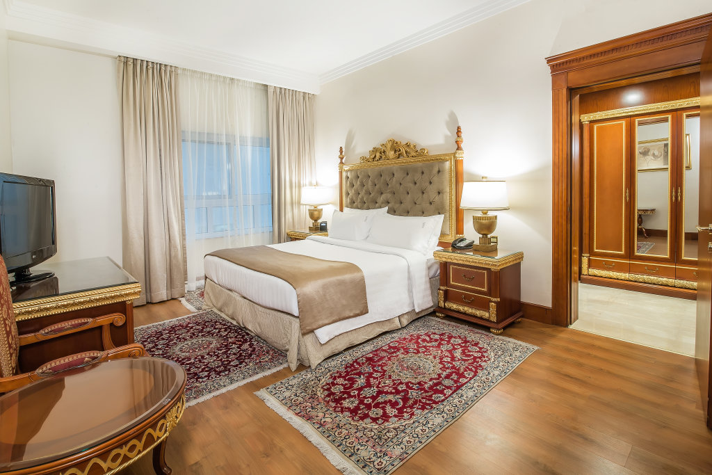 Дубай: Sunday Hotel Holiday International Dubai