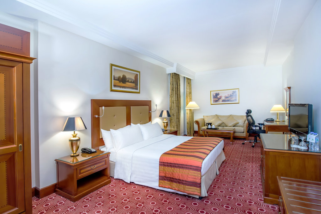 Дубай: Sunday Hotel Holiday International Dubai