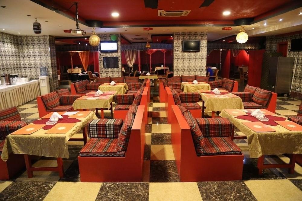 Дубай: Abjad Crown Hotel
