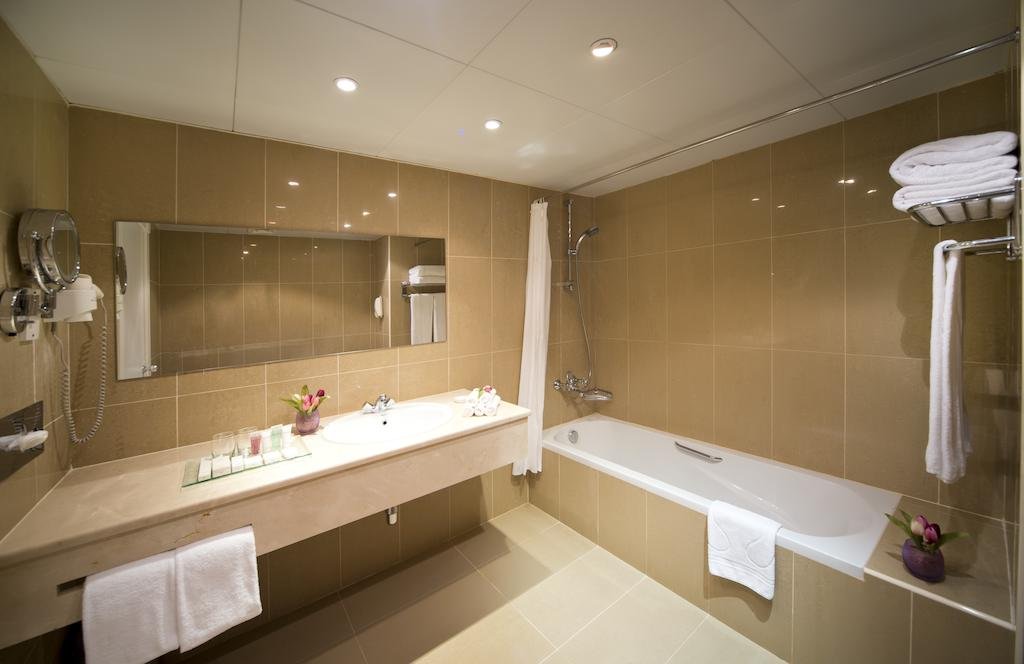 Гантут: Golden Tulip Al Jazira Hotel & Resort