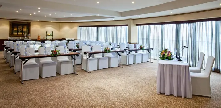 Дубай: Majestic City Retreat Hotel