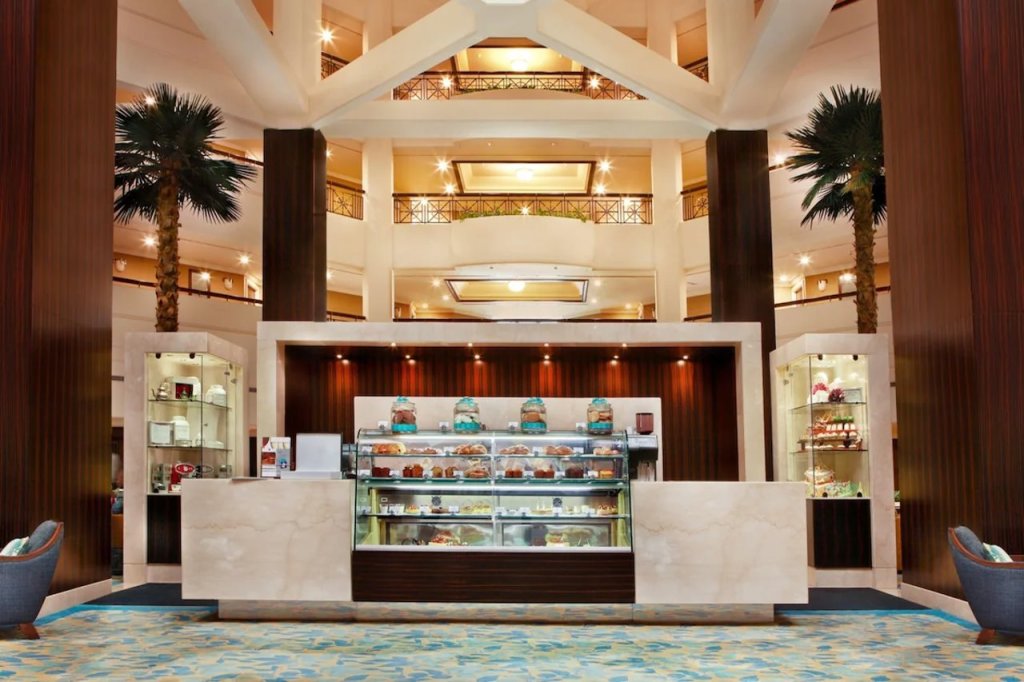 Дубай: Mövenpick Grand Al Bustan Dubai