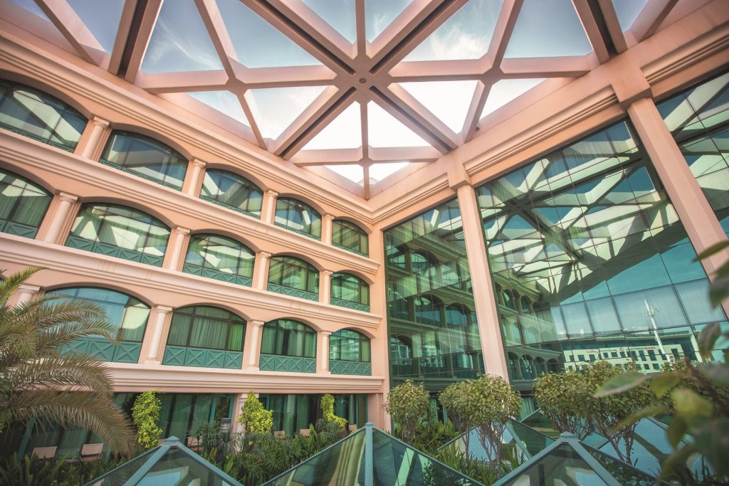 Дубай: Mövenpick Grand Al Bustan Dubai