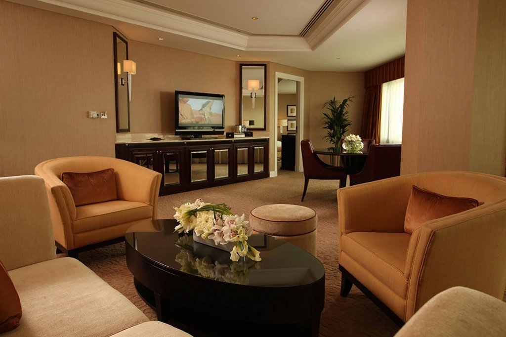 Дубай: Mövenpick Grand Al Bustan Dubai